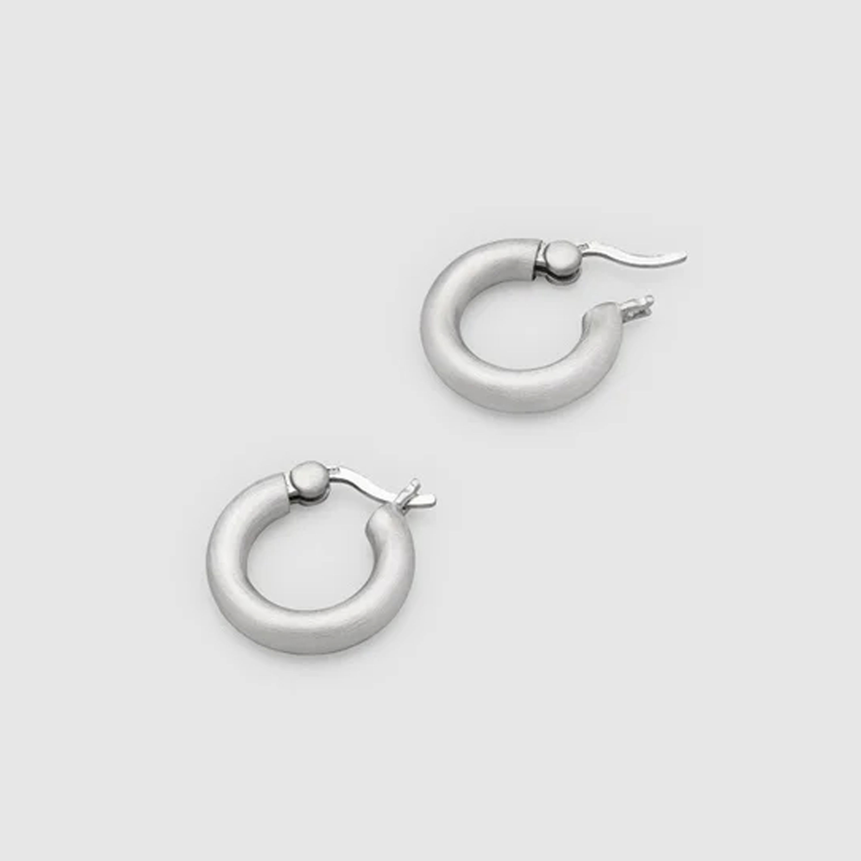 Tom Wood - Øreringer, Classic Hoops Thick Satin Small | David